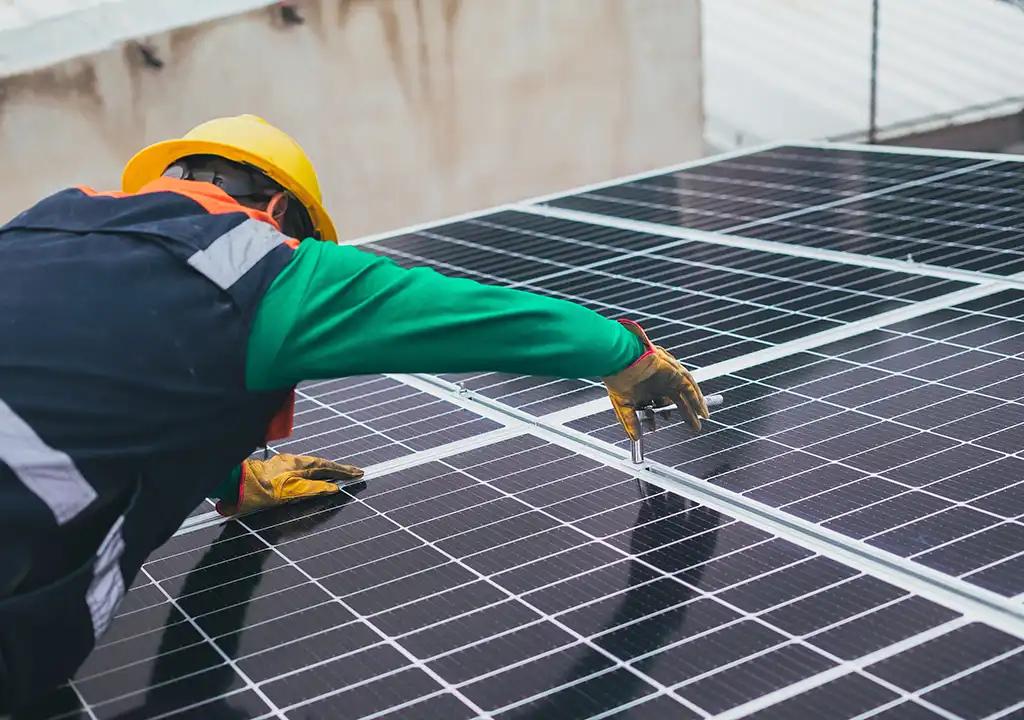 Instalación de placa solar por un técnico especializado